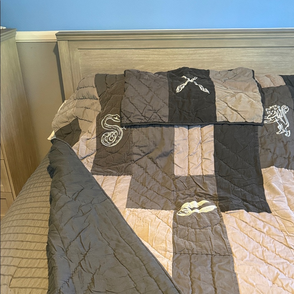 Pottery Barn Teen. Quidditch Quilt Set - Gray - Picture 9 of 10